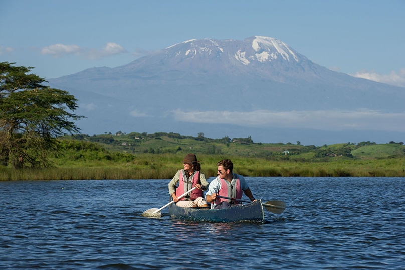 Kanufahrer auf Momella See, Kilimandscharo im Hintergrund
